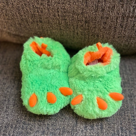Green Baby monster slippers/shoes/house shoes - Picture 1 of 3